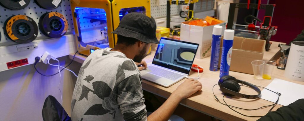 Photo d'un atelier FabNum avec l'utilisation d'une imprimante 3D